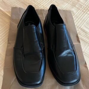 Boys slip on dress shoes EUC black size 5 medium
